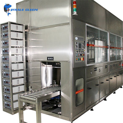 Macchina di pulizia a ultrasuoni sottovuoto multi-serbatoio con braccio robotico per il lavaggio di componenti industriali personalizzati